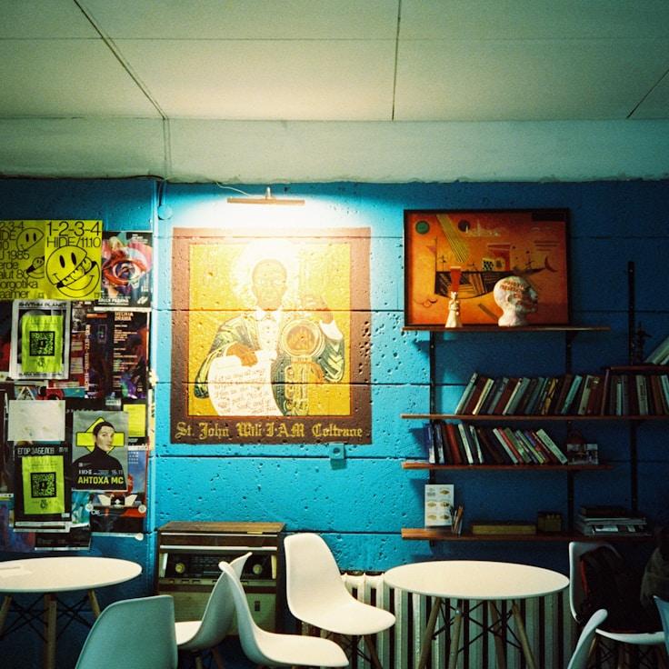 Casual restaurant with booth seating